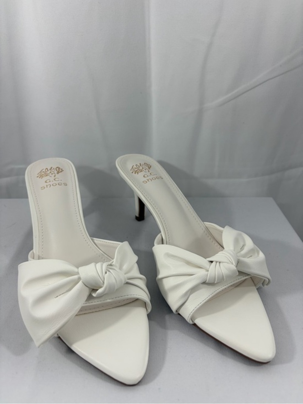 NWT G.C. Shoes Women’s Size 8 White Bow Heels